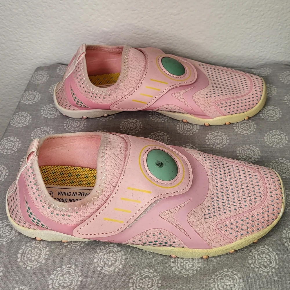 Pair of Water Shoes size Big Girl 2/3